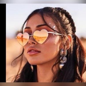 Quay heartbreaker sunglasses brand new